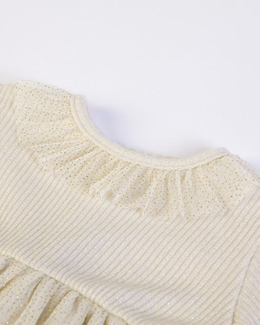 Crèmekleurig gebreid tule jurkje