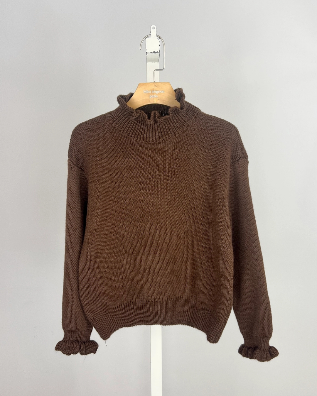 Bruine gebreide trui met ruffles