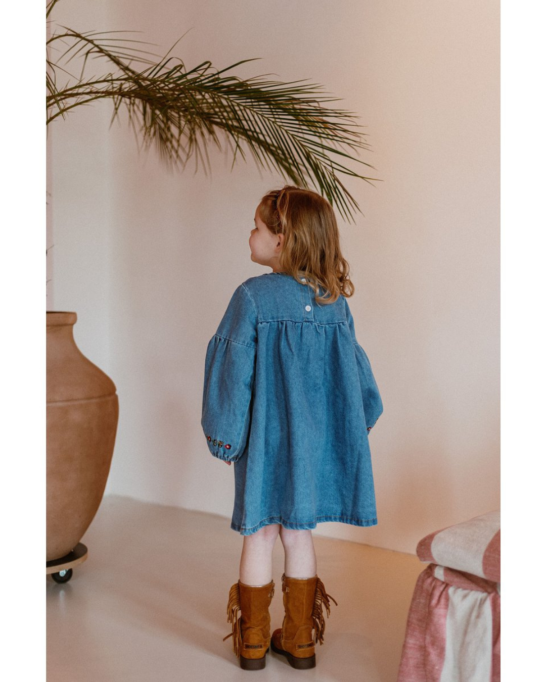 Denim jurkje met geborduurde details