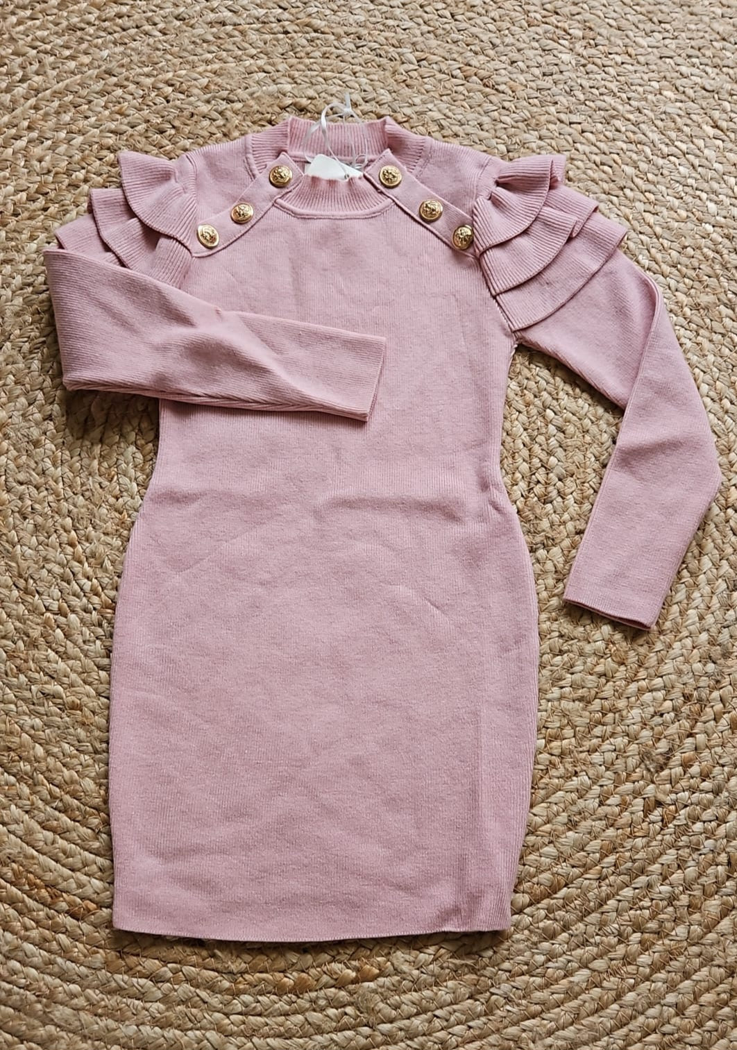 Roze gebreide jurk met gouden knopen en volantmouwen