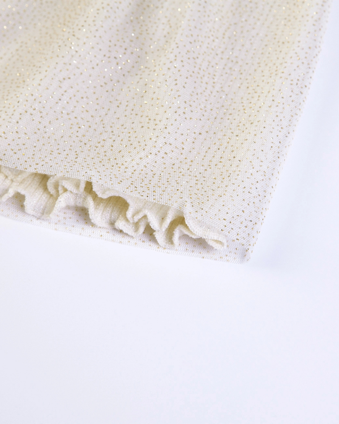 Crèmekleurig gebreid tule jurkje