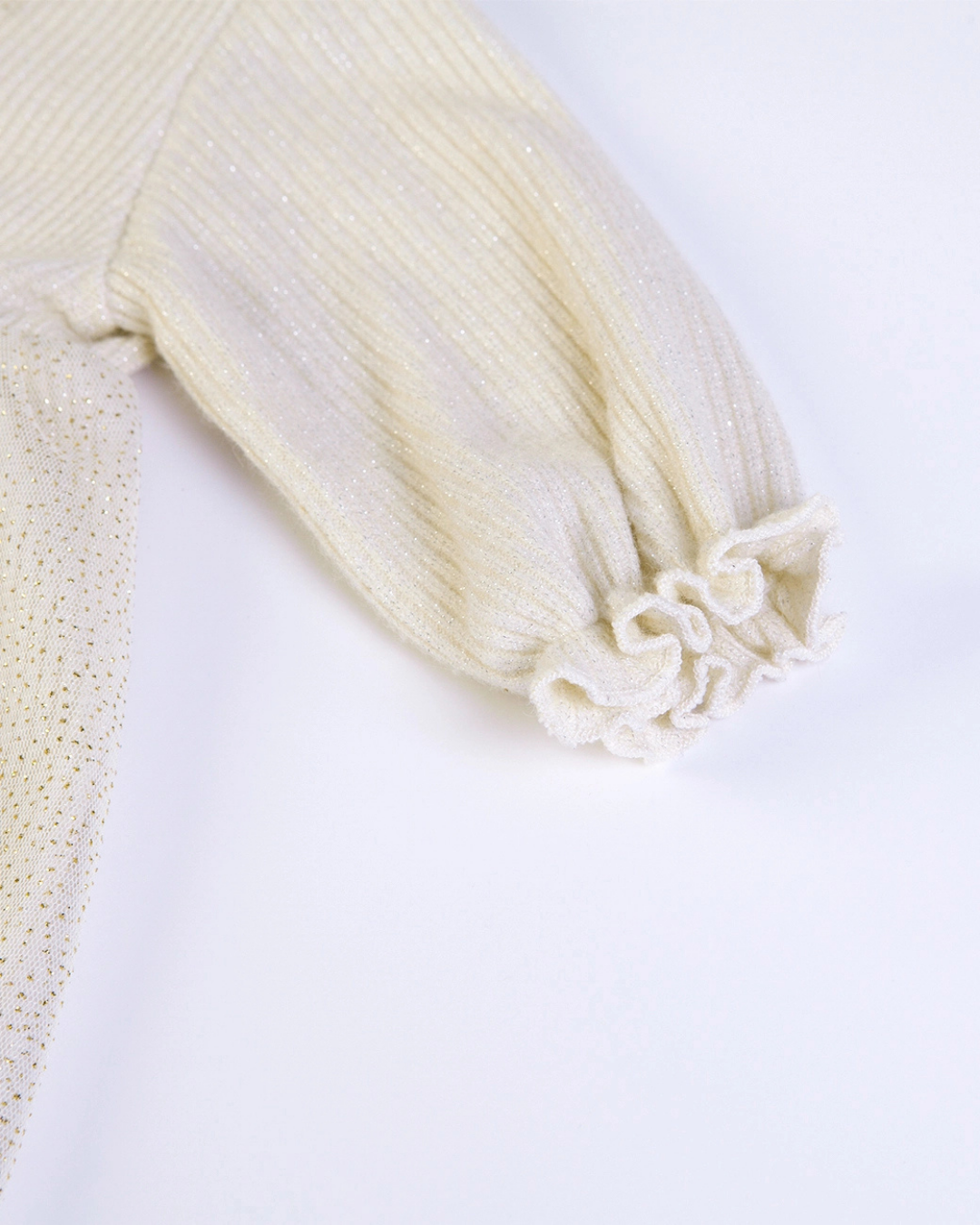 Crèmekleurig gebreid tule jurkje