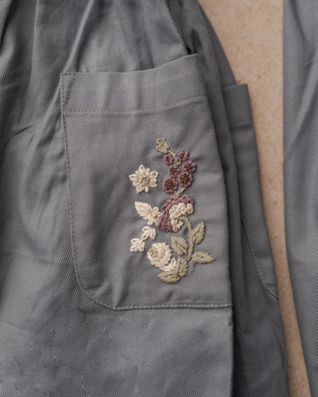 Blauw rokje met bloem borduursel