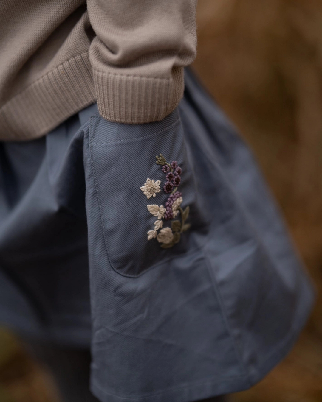 Blauw rokje met bloem borduursel