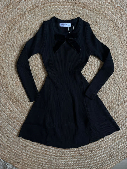 Zwart jurkje met fluwelen strik