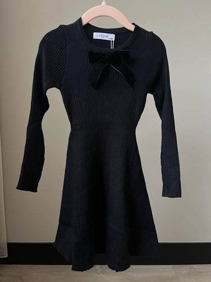 Zwart jurkje met fluwelen strik