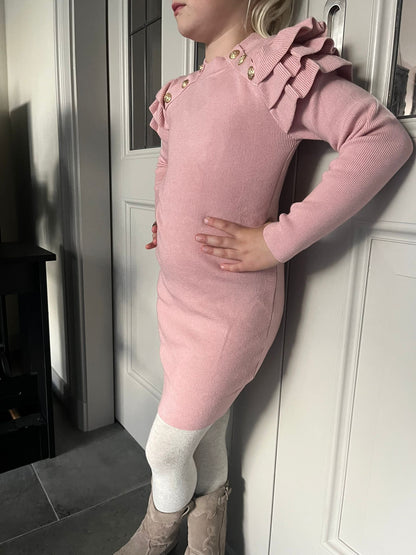 Roze gebreide jurk met gouden knopen en volantmouwen