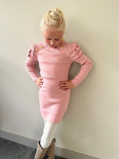 Roze gebreide jurk met gouden knopen en volantmouwen