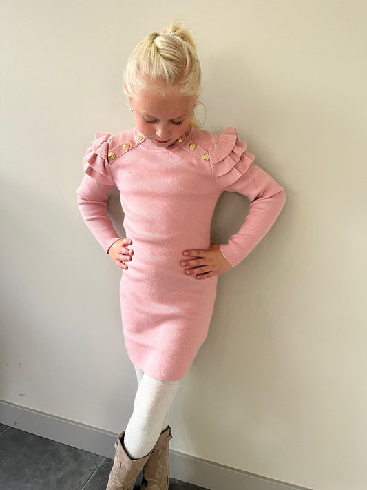 Roze gebreide jurk met gouden knopen en volantmouwen