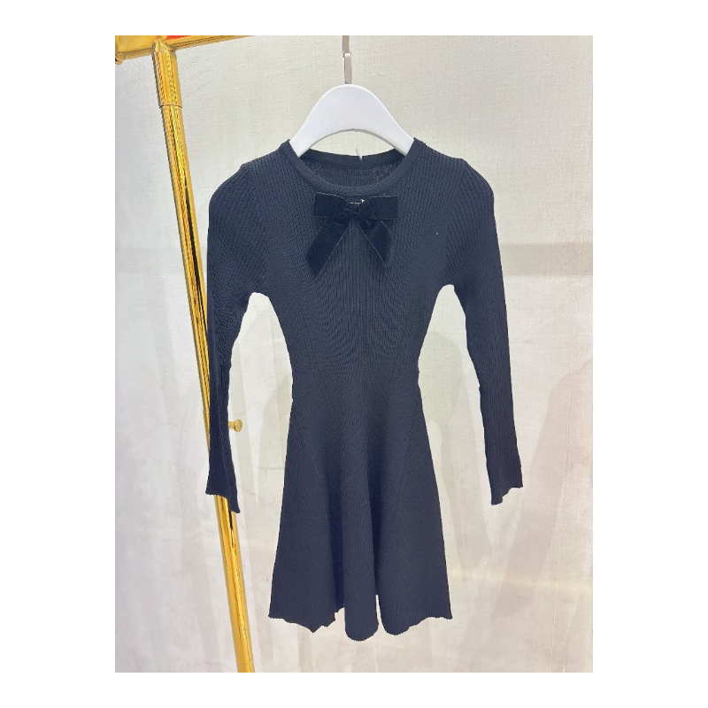 Zwart jurkje met fluwelen strik