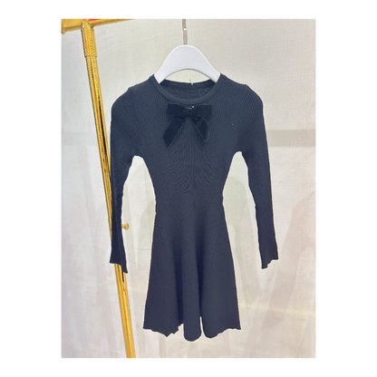 Zwart jurkje met fluwelen strik