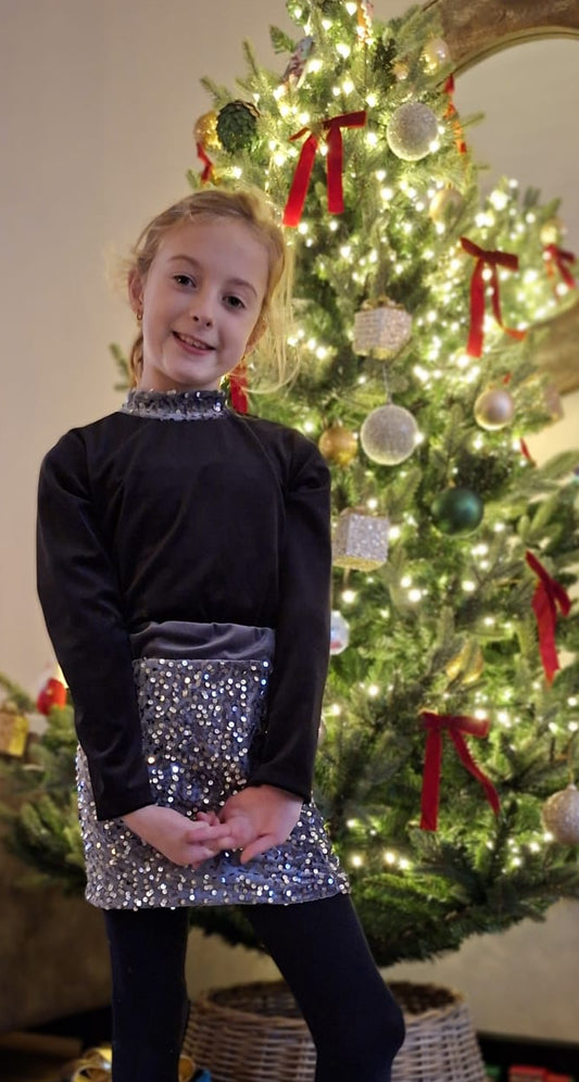 Donkergrijze fluwelen top en glitterrok
