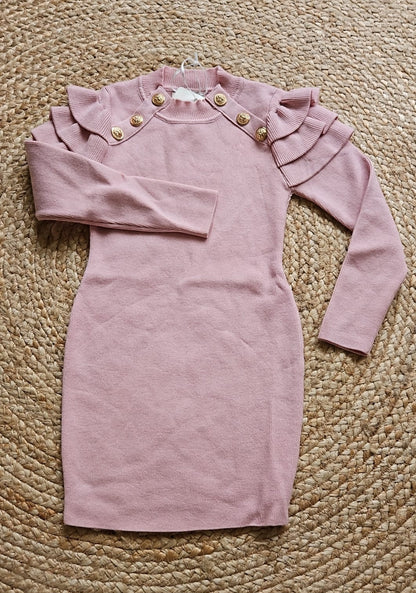 Roze gebreide jurk met gouden knopen en volantmouwen
